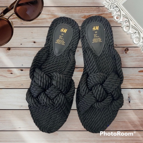 Shoes - 🛍️➡️3/$10 Bundle 🛍️ H&M black sandals size 8, new